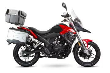 Czerwony Junak RX One 125 z kuframi, gotowy na zwiększenie mocy i dalekie podróże.