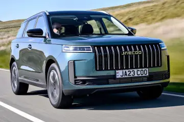 Zielony SUV Jaecoo 5 na drodze. Sprawdź jaecoo 5 cena i opinie.