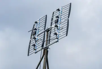 Antena naziemna z elementami odbiorczymi, gotowa do montażu. Dowiedz się, jak skierować antenę naziemną dla najlepszego sygnału.
