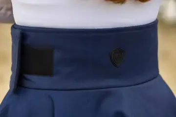 Granatowa spódnica do jazdy konnej z logo, zapinana na rzep. Idealna na chłodniejsze dni.