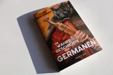 Buchcover "Die wahre Geschichte der Germanen" von Karl Banghard. Ein Mann mit Bart und Dolch im Gewand.