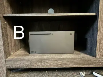Konsola Xbox Series X w szafce. Wymiary konsoli pozwalają na jej łatwe umieszczenie.
