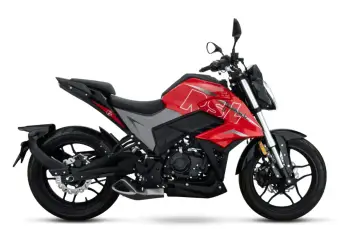 Czerwony motocykl sportowy, idealny na pierwsze wrażenia z jazdą po zdobyciu prawa jazdy A1 po 3 latach.