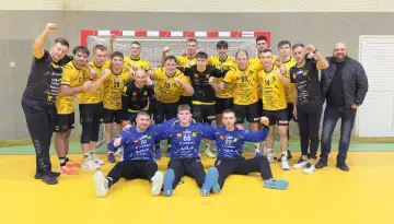 Drużyna KSSPR Końskie świętuje zwycięstwo. Zawodnicy w żółtych i niebieskich strojach pozują do wspólnego zdjęcia na boisku.