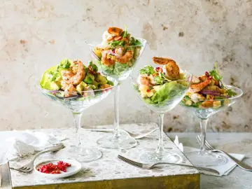 Vier appetitliche Garnelensalat Cocktails mit Avocado, Salat und Chili. Ein tolles Rezept für Garnelensalat Cocktail!