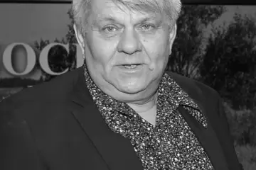 Portret Kazimierza Mazura, mężczyzny w średnim wieku, w garniturze i wzorzystej koszuli.