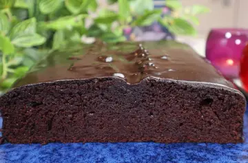 Wilgotne ciasto czekoladowe Ani, które gotuje, lśni polewą. Idealne na deser!
