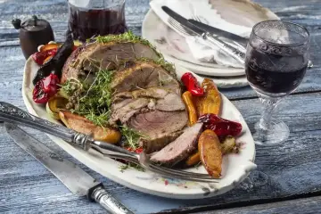Pyszna pieczona jagnięcina z warzywami, idealna na niedzielny obiad. Ten przepis na jagnięcinę zachwyci każdego!
