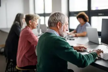 Seniorzy uczą się obsługi komputera. Czy cosinus daje status studenta?