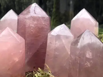 Cristales de cuarzo rosa pulidos, listos para limpiar su energía.