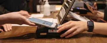 Płatność zbliżeniowa telefonem. To właśnie NFC co to za technologia, która ułatwia transakcje.