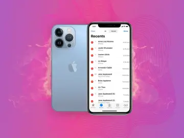 Jasnoniebieski iPhone z listą ostatnich połączeń na ekranie.