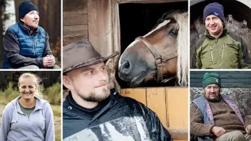 Portret rolników z Podlasia: mężczyzna w niebieskiej kamizelce, kobieta z uśmiechem, mężczyzna w kapeluszu z koniem, mężczyzna w zielonej kurtce i starszy mężczyzna na kanapie.