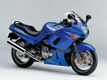 Niebieski motocykl sportowy Kawasaki ZZR z lat 90. z aerodynamiczną owiewką i podwójnym reflektorem.