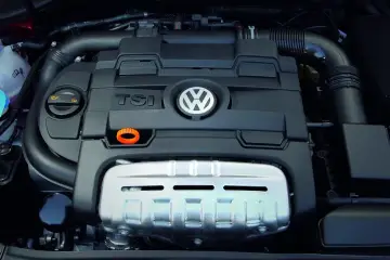 Silnik 1.4 TSI Volkswagena z widocznym logo TSI i symbolem marki.