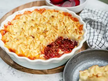 En gyllene shepherd's pie med potatismoslock, fylld med en mustig lins- och rotfruktsröra. Serveras med rödbetor.