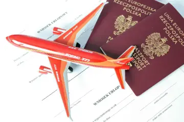 Model samolotu Boeing 777 leży na dokumentach i paszportach. Czy do Albanii potrzebny jest paszport? Sprawdźmy!