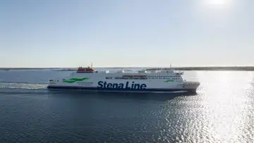 Prom Stena Estelle płynie po spokojnym morzu, tworząc białą smugę. Na burcie widnieje logo Stena Line i napis "Connecting Europe".