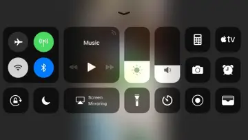 Panel sterowania iPhone'a z opcjami: samolot, Wi-Fi, Bluetooth, muzyka, jasność, głośność, kalkulator, Apple TV, Screen Mirroring. Jak włączyć AirPlay?
