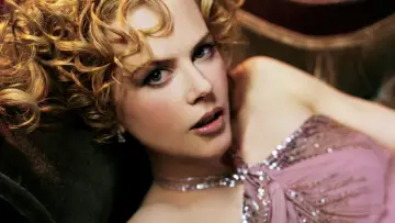 Nicole Kidman w różowej, cekinowej sukni, z burzą blond loków. Jej spojrzenie przywodzi na myśl jej niezapomniane role w filmach.