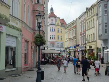 Kolorowe kamienice i deptak pełen ludzi. Idealne miejsce na zielona góra atrakcje na weekend.