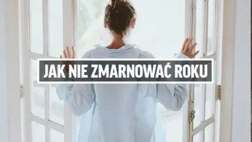 Kobieta patrzy przez okno, zastanawiając się, jak najlepiej wykorzystać swój rok przerwy.