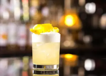 Idealny whiskey sour z pianką i skórką cytryny. Kluczowe jest, ile soku z cytryny wycisnąć do idealnego whiskey sour.