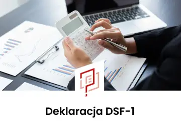 Ręce liczą na kalkulatorze przy wykresach. To przygotowanie do złożenia deklaracji DSF-1, która może wiązać się z daniną solidarnościową.