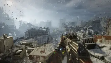 Zimny krajobraz zniszczonego miasta, śnieg i deszcz. Widok z perspektywy gracza z bronią, gotowego na wyzwania, które stawia metro exodus wymagania.