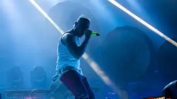 Keith Flint z The Prodigy śpiewa na koncercie, energia jego utworów porusza tłumy.