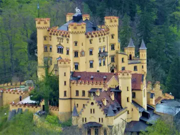 Zamek Hohenschwangau, gdzie dorastał Ludwik II, to bajkowa budowla. Zamek Neuschwanstein ciekawostki: inspiracja dla Disneya.