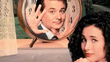 Bill Murray i Andie MacDowell w kadrze z filmu "Dzień świstaka". Bill Murray patrzy przez zegar, a Andie MacDowell zamyśla się.