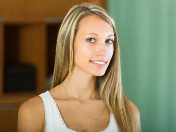 Uśmiechnięta blondynka z balejażem. Zastanawiasz się, ile kosztuje balejaż?