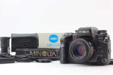 Czarna lustrzanka Minolta α-9 z obiektywem 50mm, futerałem, paskiem i pudełkiem.
