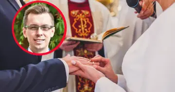 Czy po unieważnieniu małżeństwa można wziąć ślub kościelny? Ceremonia ślubna z księdzem i zakładanie obrączek.