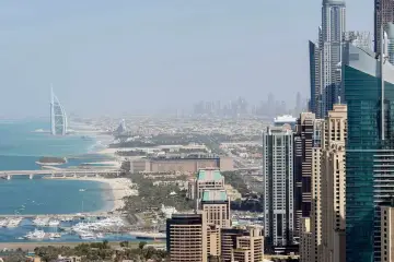 Panoramica di Dubai con grattacieli moderni, il Burj Al Arab e il mare. Ideale per scoprire cosa vedere a Dubai in 3 giorni.