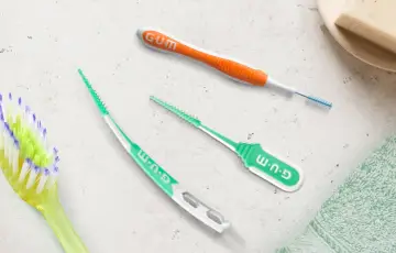 Szczoteczki międzyzębowe GUM pomagają w higienie, docierając tam, gdzie tradycyjna szczoteczka nie sięga, dbając o zdrową brodawkę dziąsłową.