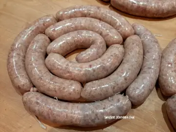 Świeża biała kiełbasa ułożona w okręgu, gotowa na przepis na 5 kg.