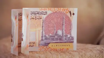 Egipskie funty, a nie dolary, są walutą w Egipcie. Na banknocie widoczny jest meczet.