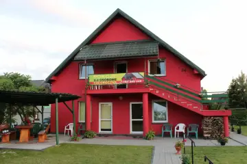 Czerwone domki nad jeziorem, idealne na całoroczne pobyty. Zapraszamy do rezerwacji!