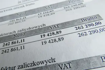 Dokumentacja finansowa z kwotami netto, VAT i brutto, odzwierciedlająca zasady art. 113 ust. 1 ustawy o VAT.
