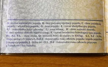 Fragment dowodu rejestracyjnego z danymi pojazdu, w tym pole F.1 - maksymalna masa całkowita.