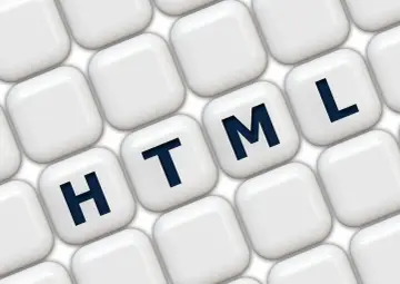 Klawisze z literami H, T, M, L układają się w słowo HTML, symbolizując podstawy programowania.