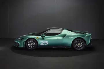 Zielony Ferrari 296 z numerem 25 na drzwiach, prezentowany na czarnym tle.