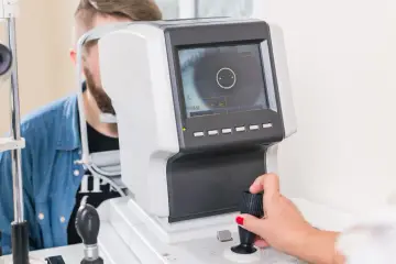 Badanie wzroku u okulisty, które może pomóc w diagnostyce i określeniu, jak się leczy jaskrę.