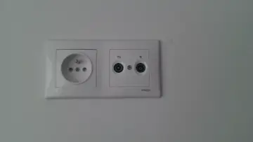 Gniazdko elektryczne i antenowe (TV, R) na ścianie. Potrzebujesz przedłużyć przewód antenowy?
