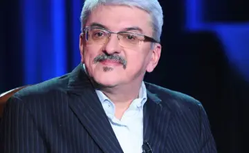Marek Niedźwiecki w garniturze i okularach, z charakterystycznym wąsem.