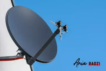 Antena satelitarna skierowana na błękitne niebo. Dowiedz się, jak ustawić antenę na Hotbird, aby cieszyć się ulubionymi kanałami.
