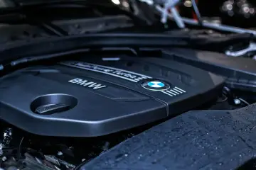 Motorrummet på en BMW med texten "Turbo" och BMW-loggan. Kylare bil.