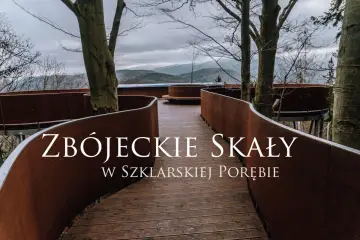 Drewniana ścieżka wśród drzew prowadzi do punktu widokowego Zbójeckie Skały w Szklarskiej Porębie.